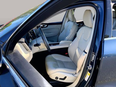 Used 2021 Volvo XC60 T5 Momentum w/ Premium Package AWD/4WD image 8