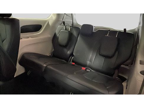 Used 2024 Chrysler Pacifica Touring-L FWD image 16
