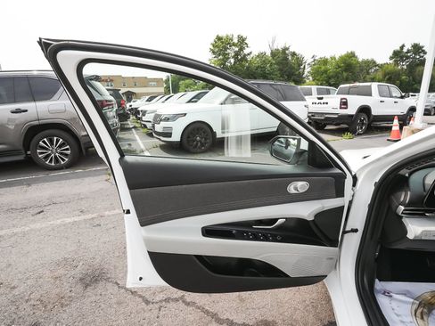Used 2023 Hyundai Elantra Limited w/ Cargo Package FWD image 10