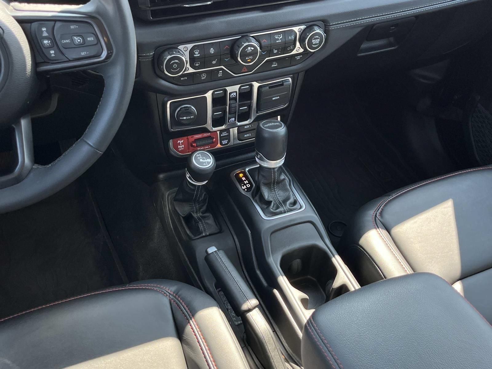 Used 2025 Jeep Gladiator Rubicon w/ Convenience Group AWD/4WD image 15