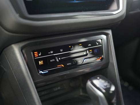 Used 2022 Volkswagen Tiguan SE R-Line image 16