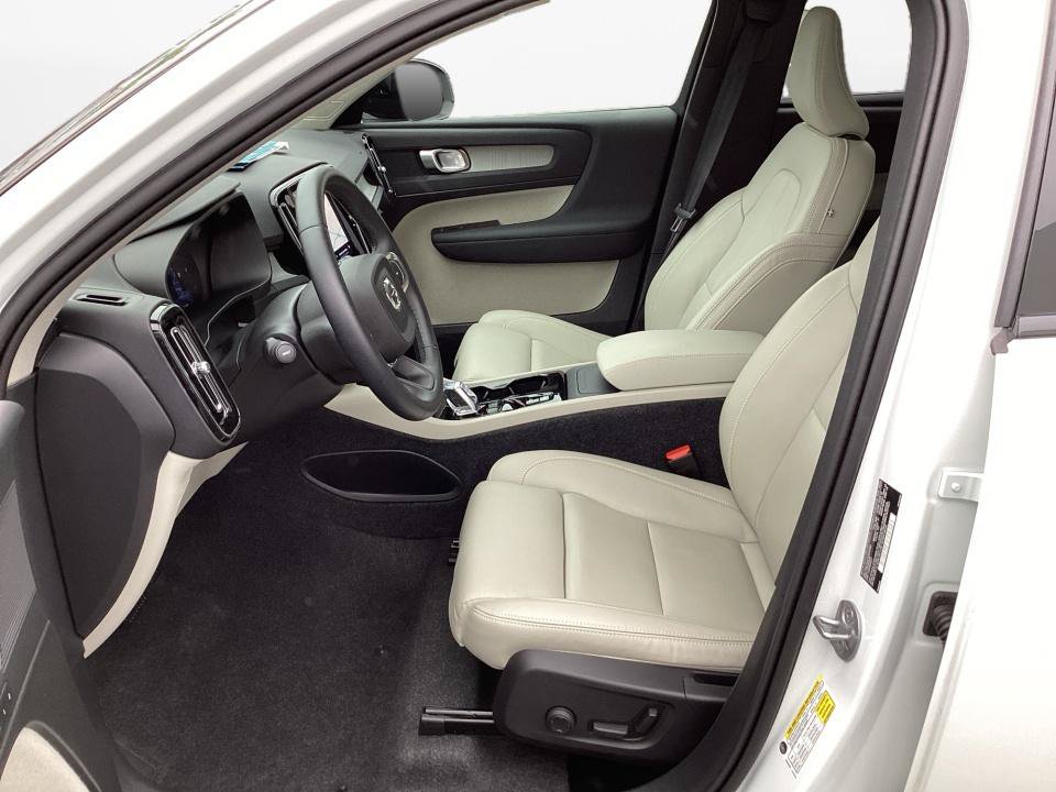 Certified 2025 Volvo XC40 B5 Plus AWD/4WD image 11