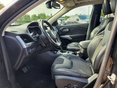 Used 2018 Jeep Cherokee Latitude Plus w/ Comfort/Convenience Group AWD/4WD image 18