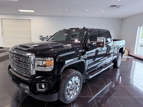 Used 2018 GMC Sierra 2500 Denali w/ Duramax Plus Package AWD/4WD image 2