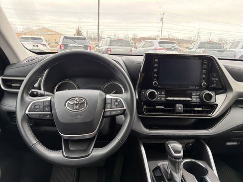 Used 2022 Toyota Highlander XLE image 13