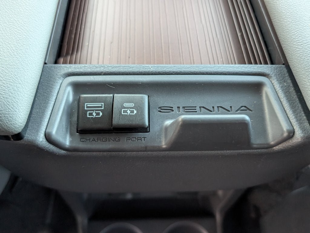 Certified 2022 Toyota Sienna XLE w/ XLE Plus Package FWD image 32