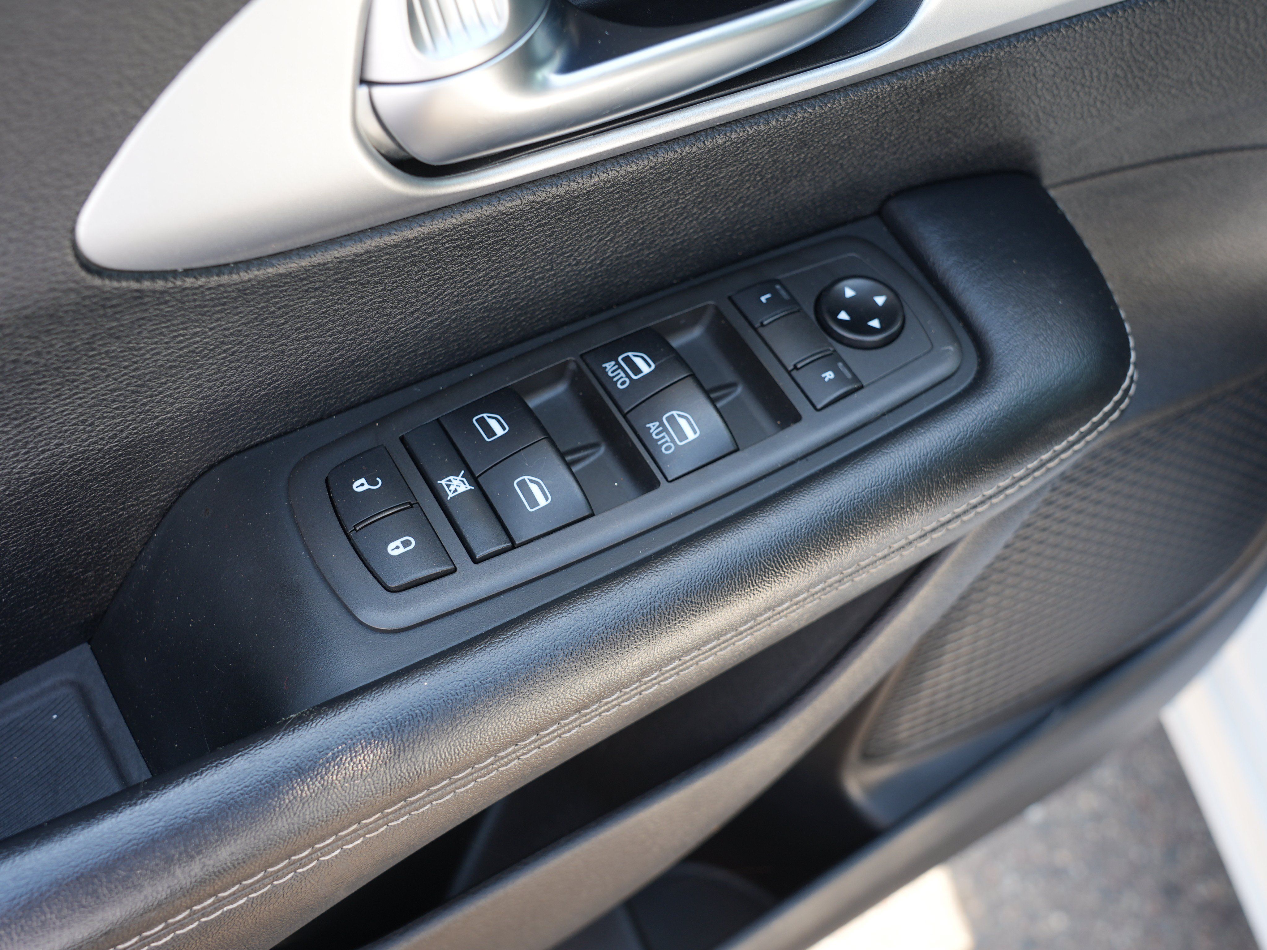 Used 2021 Chrysler Pacifica Touring-L w/ S Appearance Package FWD image 16