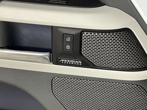 Certified 2023 Land Rover Defender 90 SE image 18