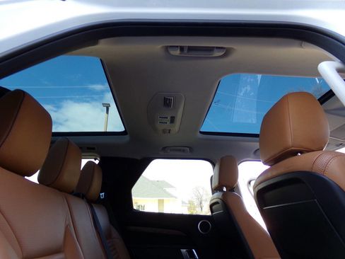 Used 2019 Land Rover Discovery HSE image 32