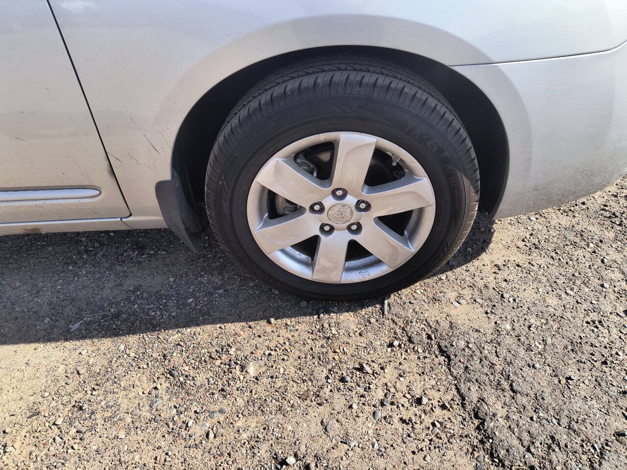 Used 2008 Kia Rondo FWD image 12