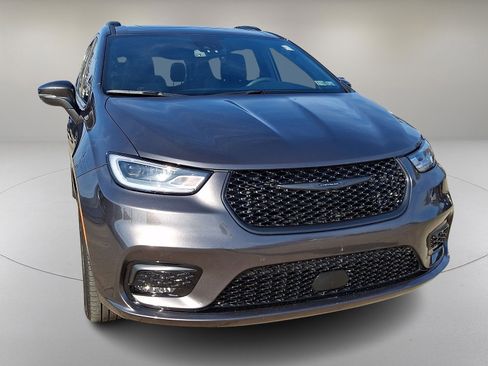 Used 2022 Chrysler Pacifica Touring-L w/ S Appearance Package image 2