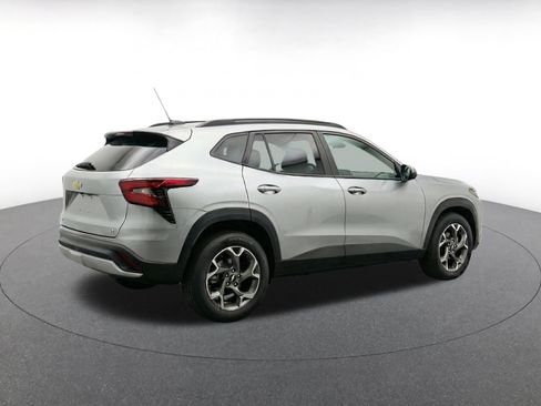 Used 2025 Chevrolet Trax LT w/ LT Convenience Package FWD image 11