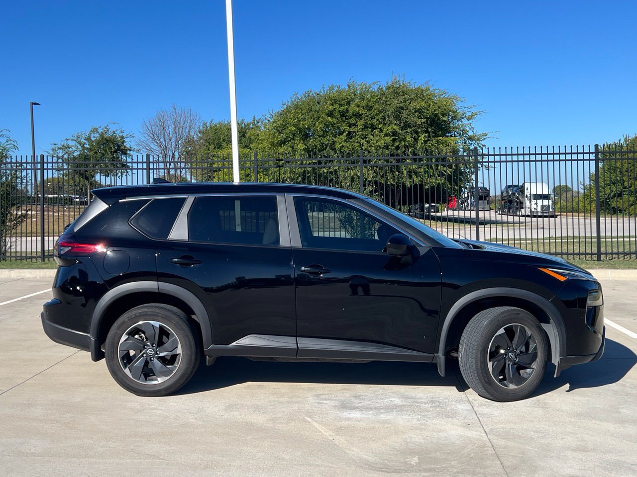 Used 2024 Nissan Rogue SV FWD image 3