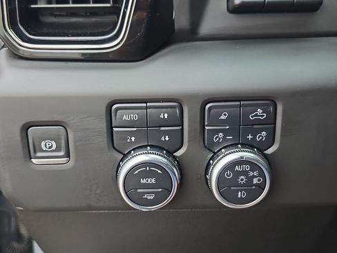 Used 2025 GMC Sierra 2500 AT4 w/ AT4 Premium Plus Package AWD/4WD image 28