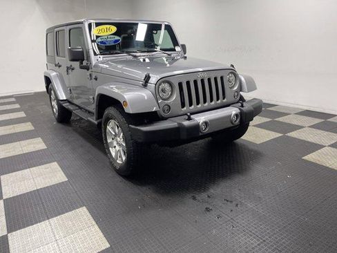 Used 2018 Jeep Wrangler Unlimited Sahara w/ Connectivity Group AWD/4WD image 6