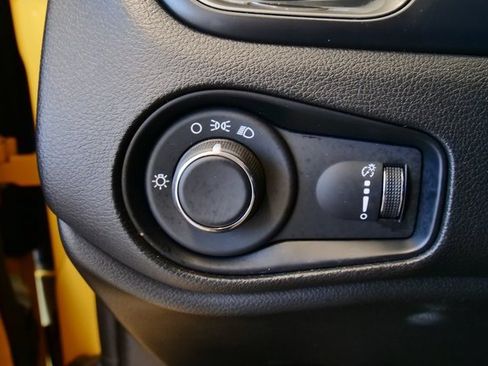 Used 2023 Jeep Renegade Latitude image 28