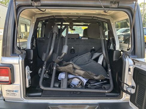 Used 2023 Jeep Wrangler Unlimited AWD/4WD image 12