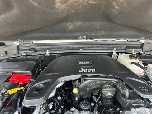 Used 2021 Jeep Gladiator Mojave AWD/4WD image 32