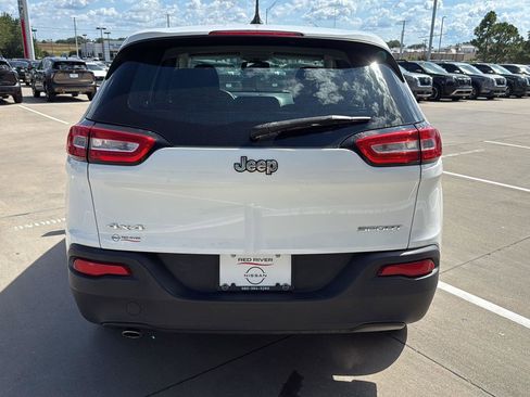 Used 2016 Jeep Cherokee Sport image 8