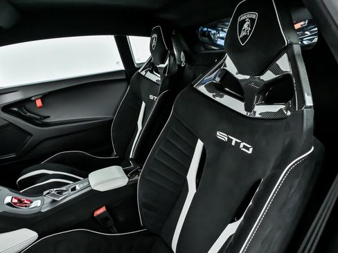 Used 2022 Lamborghini Huracan STO RWD image 23