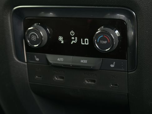 Used 2025 Chevrolet Suburban High Country AWD/4WD image 24