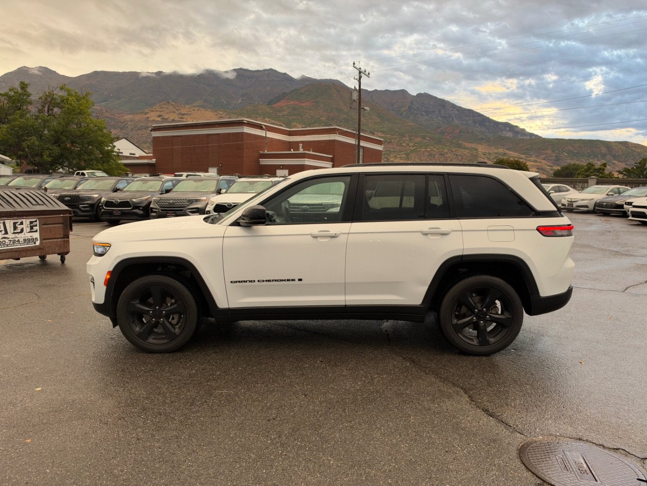 Used 2023 Jeep Grand Cherokee Altitude AWD/4WD image 2