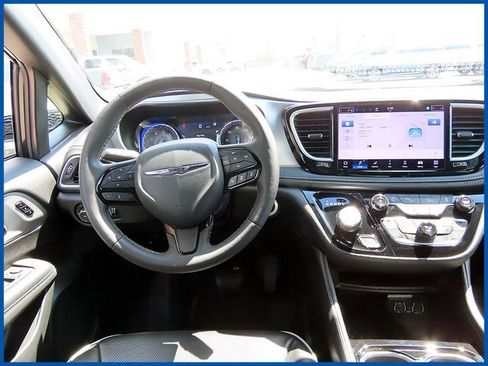 Certified 2025 Chrysler Pacifica Limited FWD image 12
