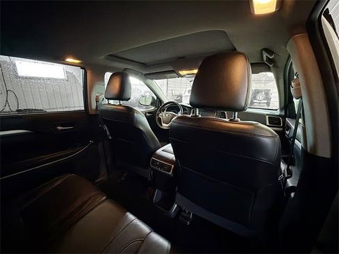 Used 2017 Toyota Highlander XLE image 11