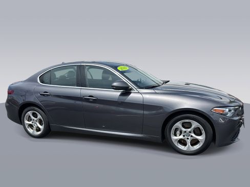 Used 2019 Alfa Romeo Giulia AWD image 2