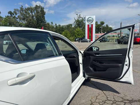 Used 2023 Nissan Altima 2.5 SR w/ SR Premium Package FWD image 19