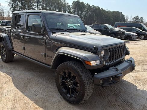 Used 2025 Jeep Gladiator Sport image 5
