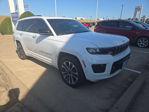 Used 2023 Jeep Grand Cherokee L Overland w/ Advanced Protech Group III AWD/4WD image 3