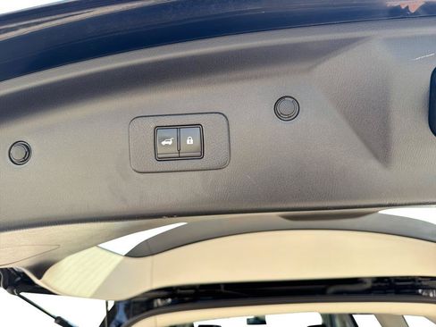 Used 2022 Nissan Armada SL w/ Captain's Chairs Package AWD/4WD image 8