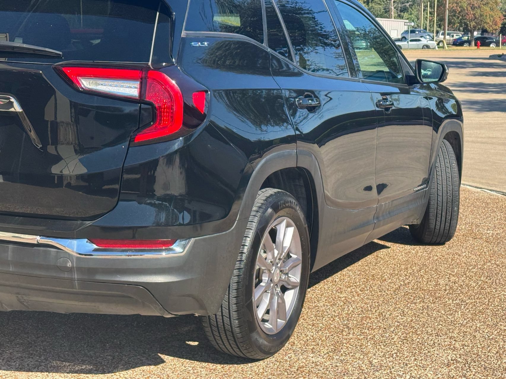 Used 2023 GMC Terrain SLT w/ Infotainment Package II FWD image 4