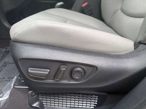 Used 2025 Toyota Sienna XLE FWD image 17
