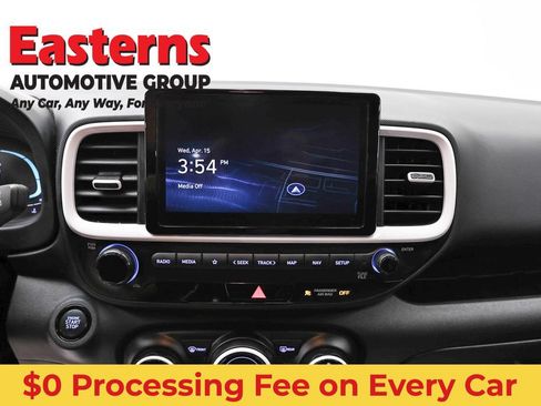 Used 2023 Hyundai Venue Limited FWD image 12