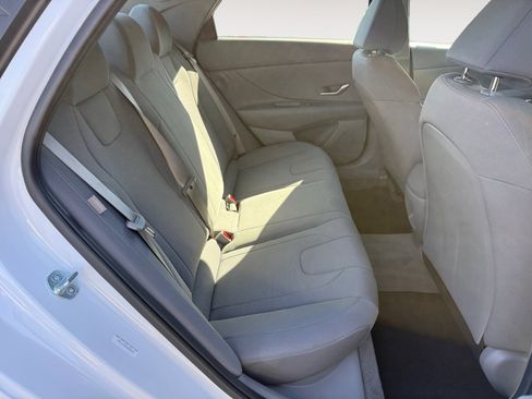 Certified 2025 Hyundai Elantra SE FWD image 18