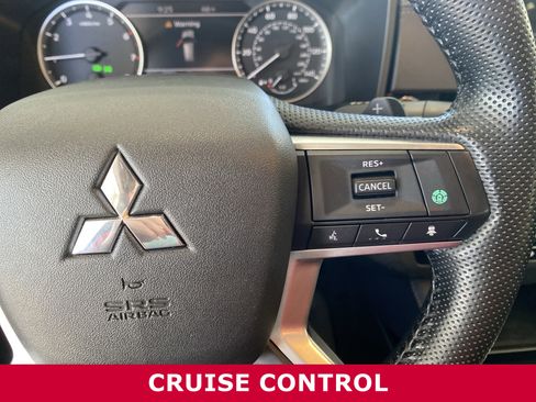 Used 2023 Mitsubishi Outlander SE image 12