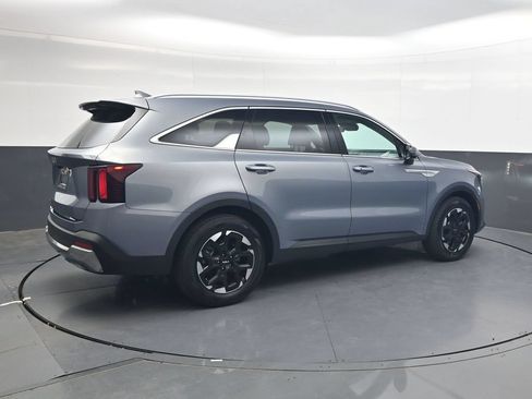 Used 2025 Kia Sorento S FWD image 4
