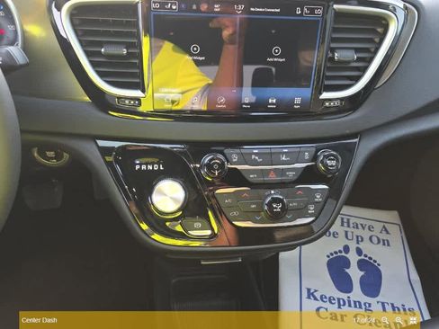 Used 2025 Chrysler Pacifica Select image 17