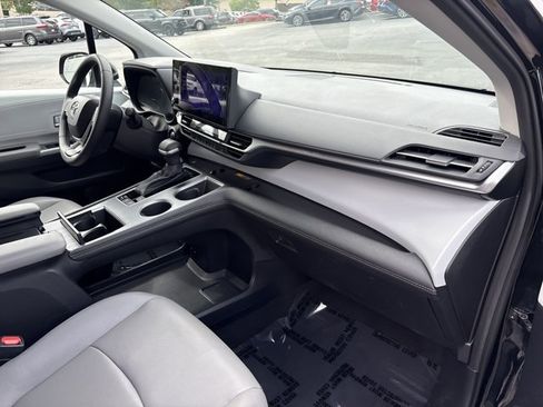 Certified 2026 Toyota Sienna XLE FWD image 23