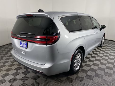 Used 2024 Chrysler Pacifica Touring-L image 7