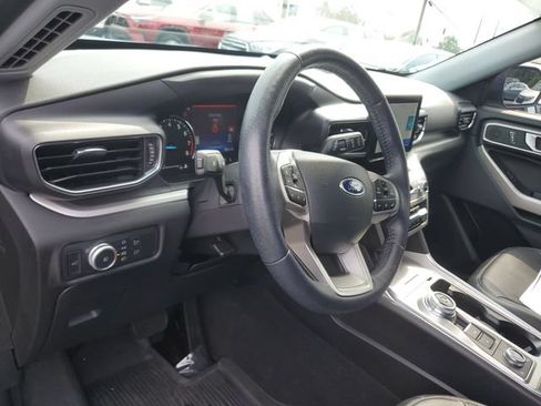 Used 2022 Ford Explorer XLT w/ Equipment Group 202A AWD/4WD image 18