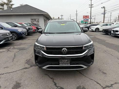 Used 2023 Volkswagen Taos SE w/ Panoramic Sunroof Package AWD/4WD image 2