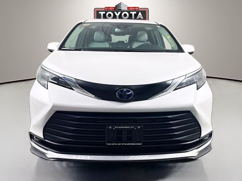 Used 2025 Toyota Sienna XLE w/ XLE Plus Package FWD image 2