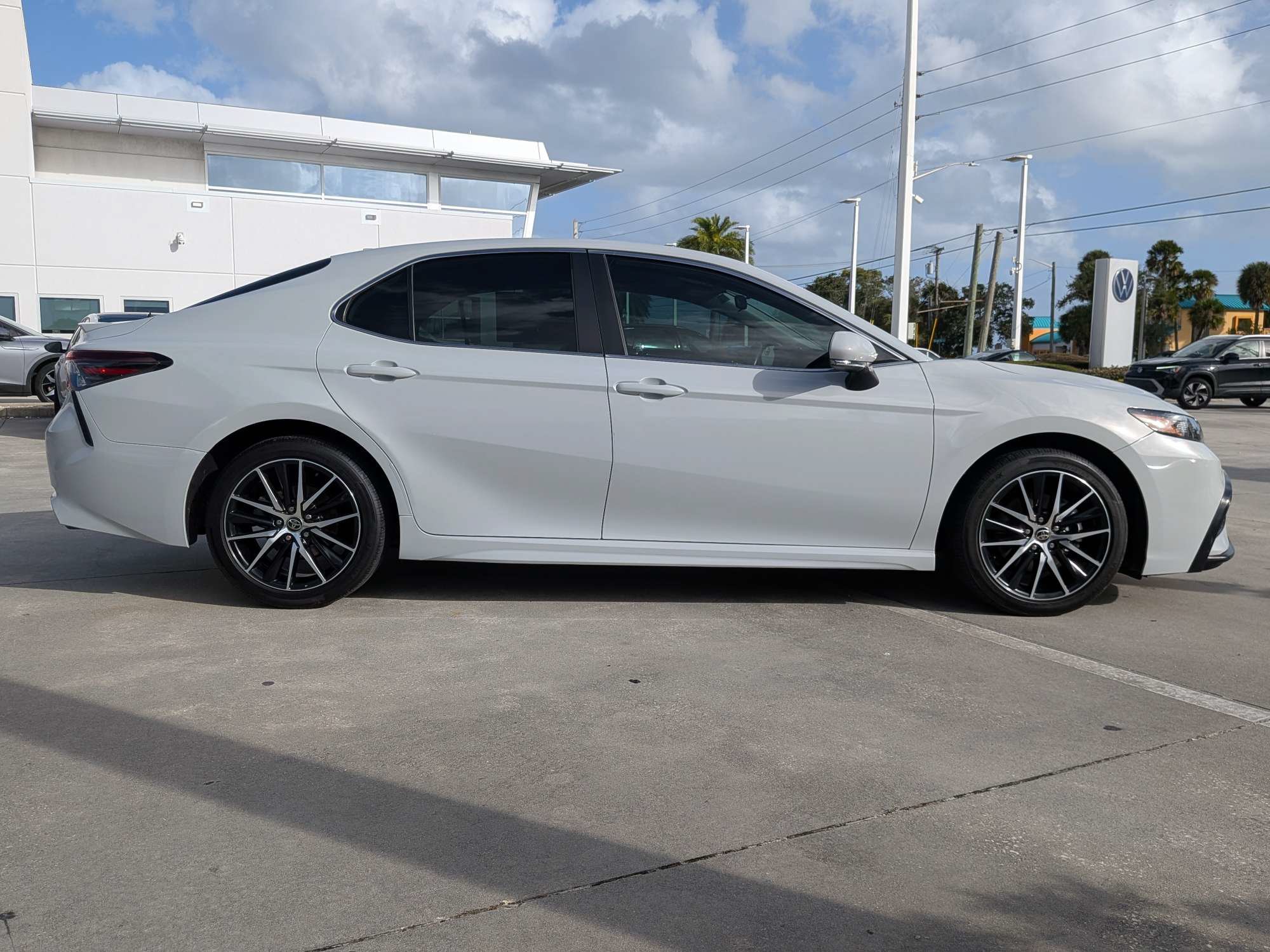 Used 2022 Toyota Camry SE FWD image 2
