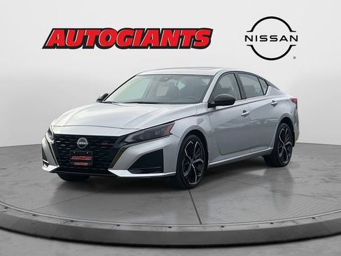 Used 2023 Nissan Altima 2.5 SR w/ SR Premium Package image 6