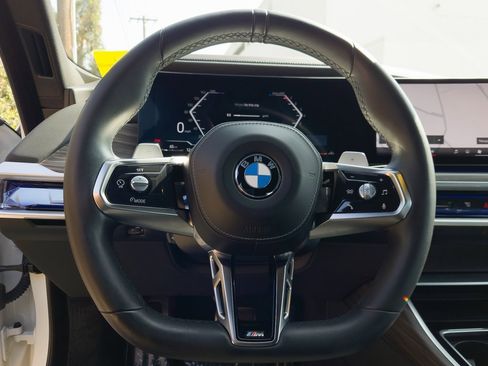 Used 2023 BMW 740i image 13
