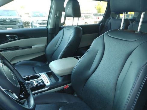Used 2024 Kia Carnival EX image 18