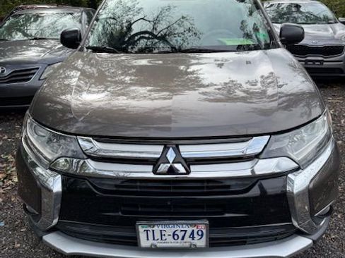 Used 2016 Mitsubishi Outlander SE image 1